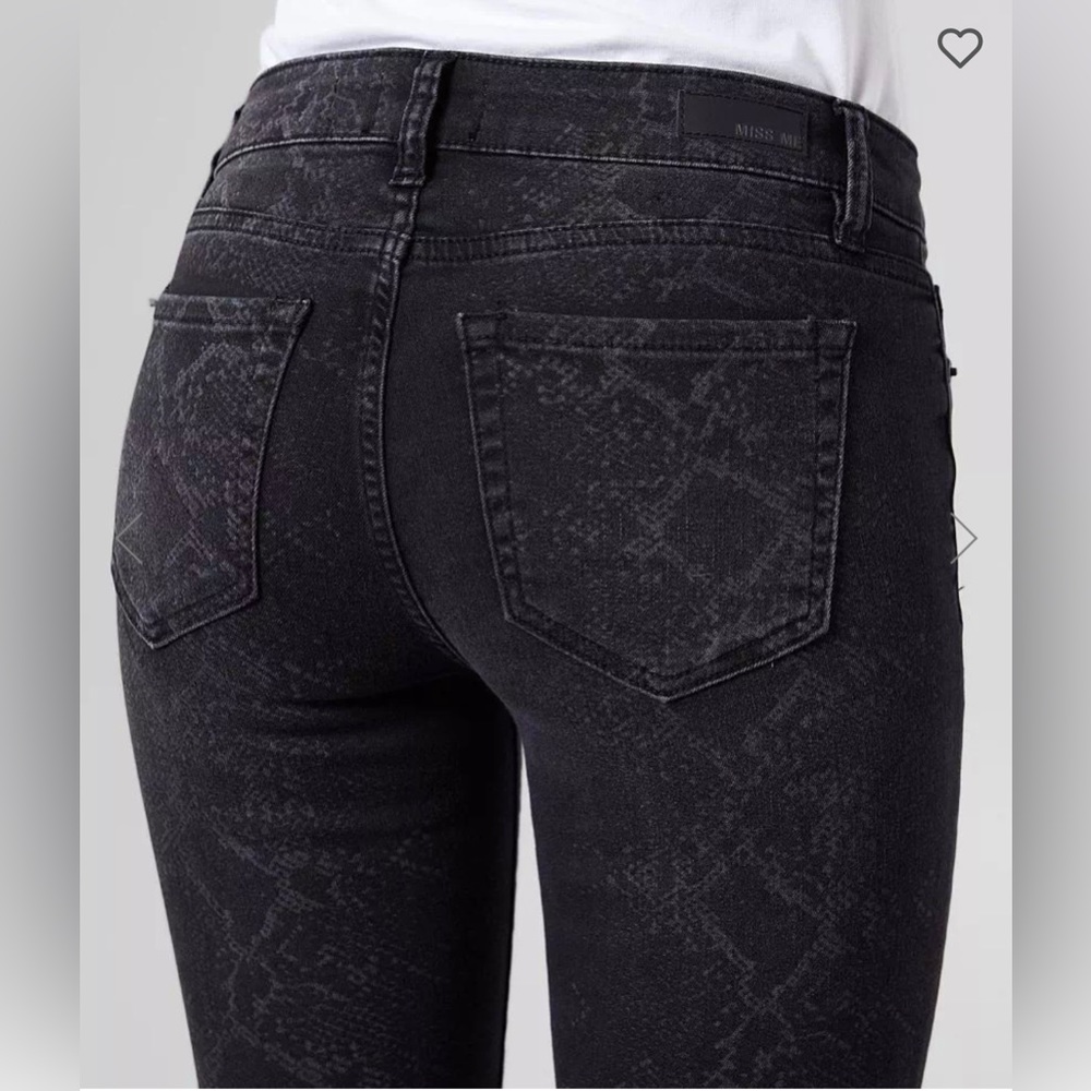 NWT - Miss Me Mid Rise Skinny Stretch Jean - Black Snakeprint - SZ 27